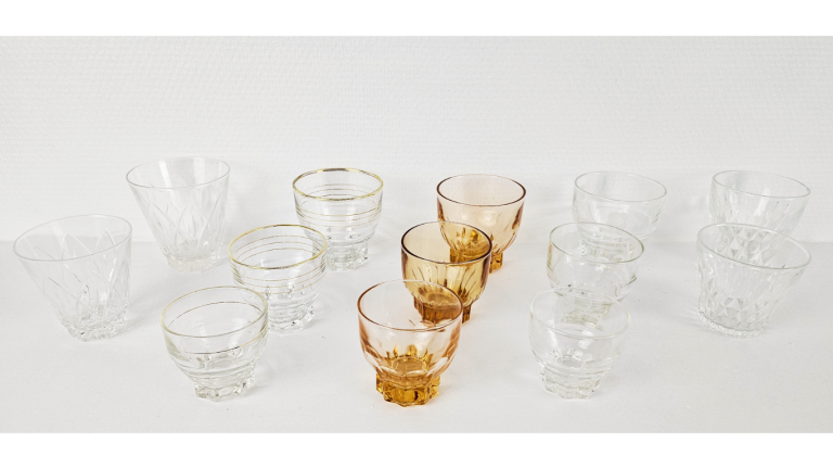 Verres vintage dépareillés Location de vaisselle vintage dépareillée – Location vaisselle Rouen – Location vaisselle Le Havre, Dieppe, Fécamp, Forges-les-Eaux.