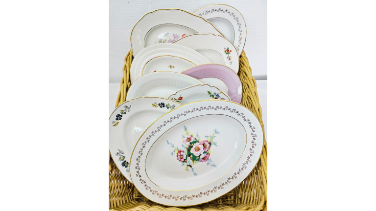 Plats ovales vintage dépareillés Location de vaisselle vintage dépareillée – Location vaisselle Rouen – Location vaisselle Le Havre, Dieppe, Fécamp, Forges-les-Eaux.