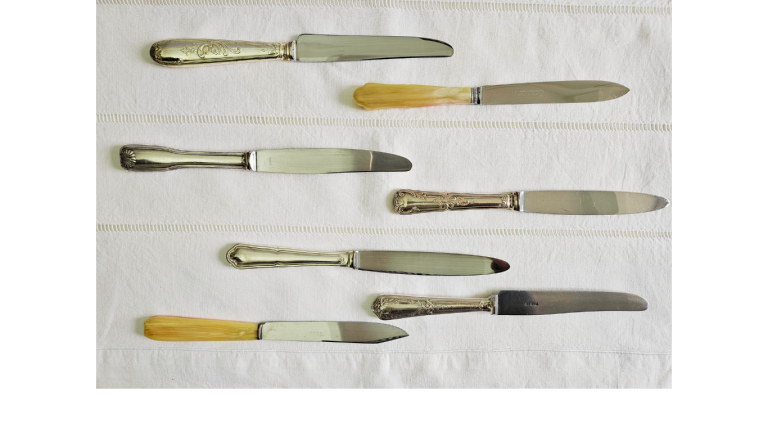 Couteaux vintage dépareillés Location de vaisselle vintage dépareillée – Location vaisselle Rouen – Location vaisselle Le Havre, Dieppe, Fécamp, Forges-les-Eaux.