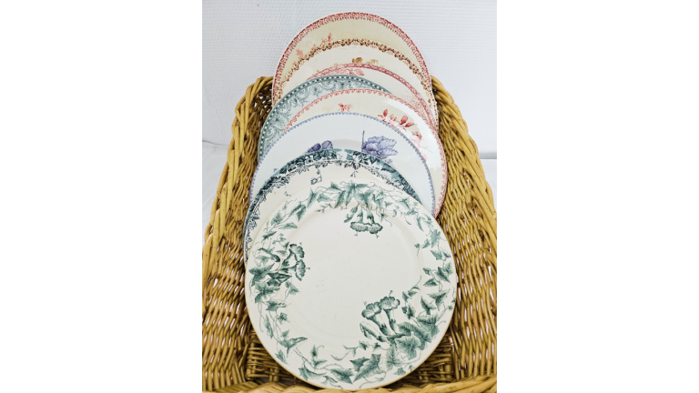 Plats ronds vintage dépareillés Location de vaisselle vintage dépareillée – Location vaisselle Rouen – Location vaisselle Le Havre, Dieppe, Fécamp, Forges-les-Eaux.