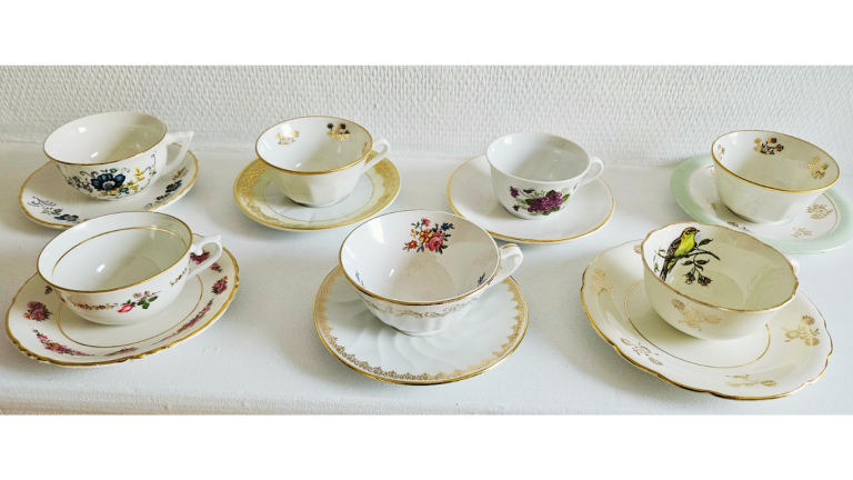 Tasses et sous tasses vintage dépareillées Location de vaisselle vintage dépareillée – Location vaisselle Rouen – Location vaisselle Le Havre, Dieppe, Fécamp, Forges-les-Eaux.