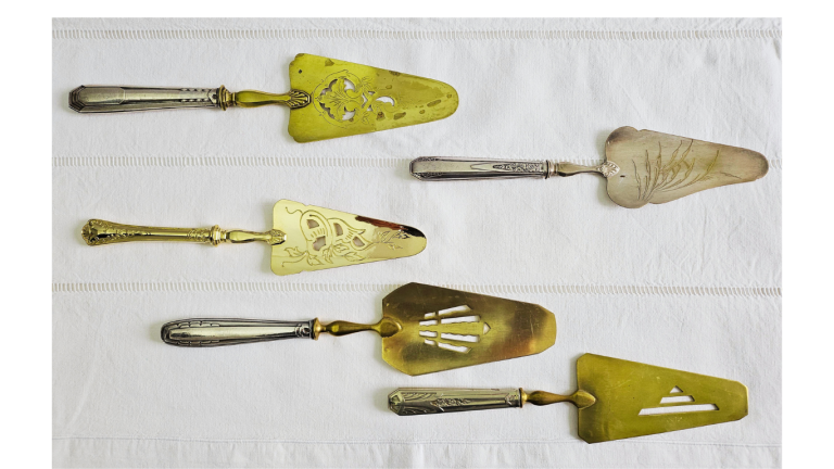 Pelles à tarte vintage dépareillées Location de vaisselle vintage dépareillée – Location vaisselle Rouen – Location vaisselle Le Havre, Dieppe, Fécamp, Forges-les-Eaux.