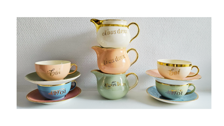 Tasses, sous tasses et pots à lait 'Toi et Moi' vintage dépareillés Location de vaisselle vintage dépareillée – Location vaisselle Rouen – Location vaisselle Le Havre, Dieppe, Fécamp, Forges-les-Eaux.