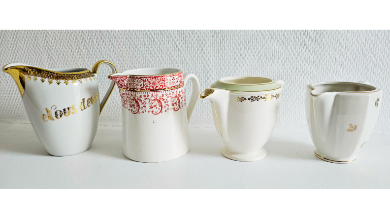 Pots à lait vintage dépareillés Location de vaisselle vintage dépareillée – Location vaisselle Rouen – Location vaisselle Le Havre, Dieppe, Fécamp, Forges-les-Eaux.