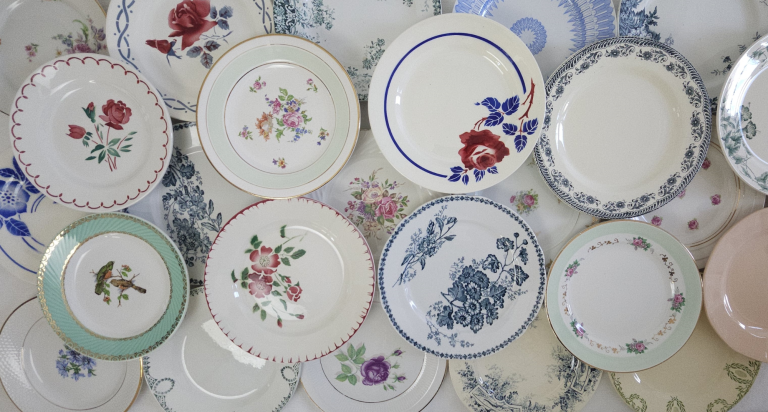 Assiettes dessert vintage dépareillées Location de vaisselle vintage dépareillée – Location vaisselle Rouen – Location vaisselle Le Havre, Dieppe, Fécamp, Forges-les-Eaux.