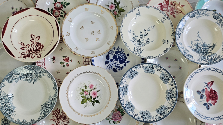 Assieéttes creuses vintage dépareillées Location de vaisselle vintage dépareillée – Location vaisselle Rouen – Location vaisselle Le Havre, Dieppe, Fécamp, Forges-les-Eaux.