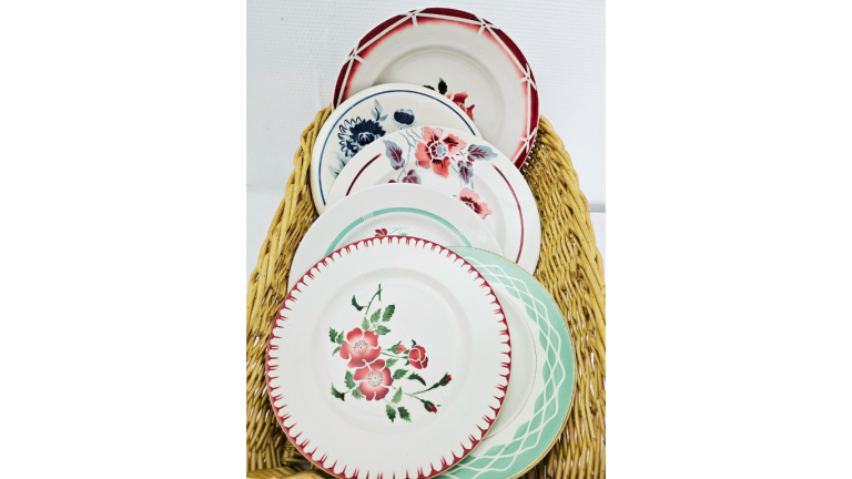 Plats ronds vintage dépareillés Location de vaisselle vintage dépareillée – Location vaisselle Rouen – Location vaisselle Le Havre, Dieppe, Fécamp, Forges-les-Eaux.
