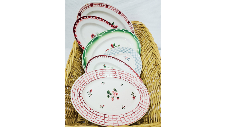 Plats ovales vintage dépareillés Location de vaisselle vintage dépareillée – Location vaisselle Rouen – Location vaisselle Le Havre, Dieppe, Fécamp, Forges-les-Eaux.