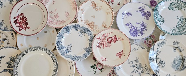Assiettes plates vintage dépareillées Location de vaisselle vintage dépareillée – Location vaisselle Rouen – Location vaisselle Le Havre, Dieppe, Fécamp, Forges-les-Eaux.